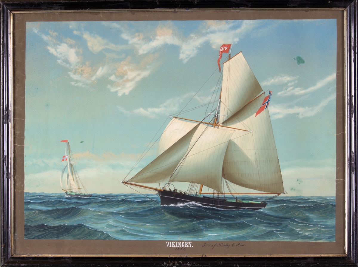 Skipsportrett av sluppen VIKINGEN for fulle seil. Skipet sees seilende fra lens og fra slør. Føre vimpel med skipets navn samt unionsflagg.