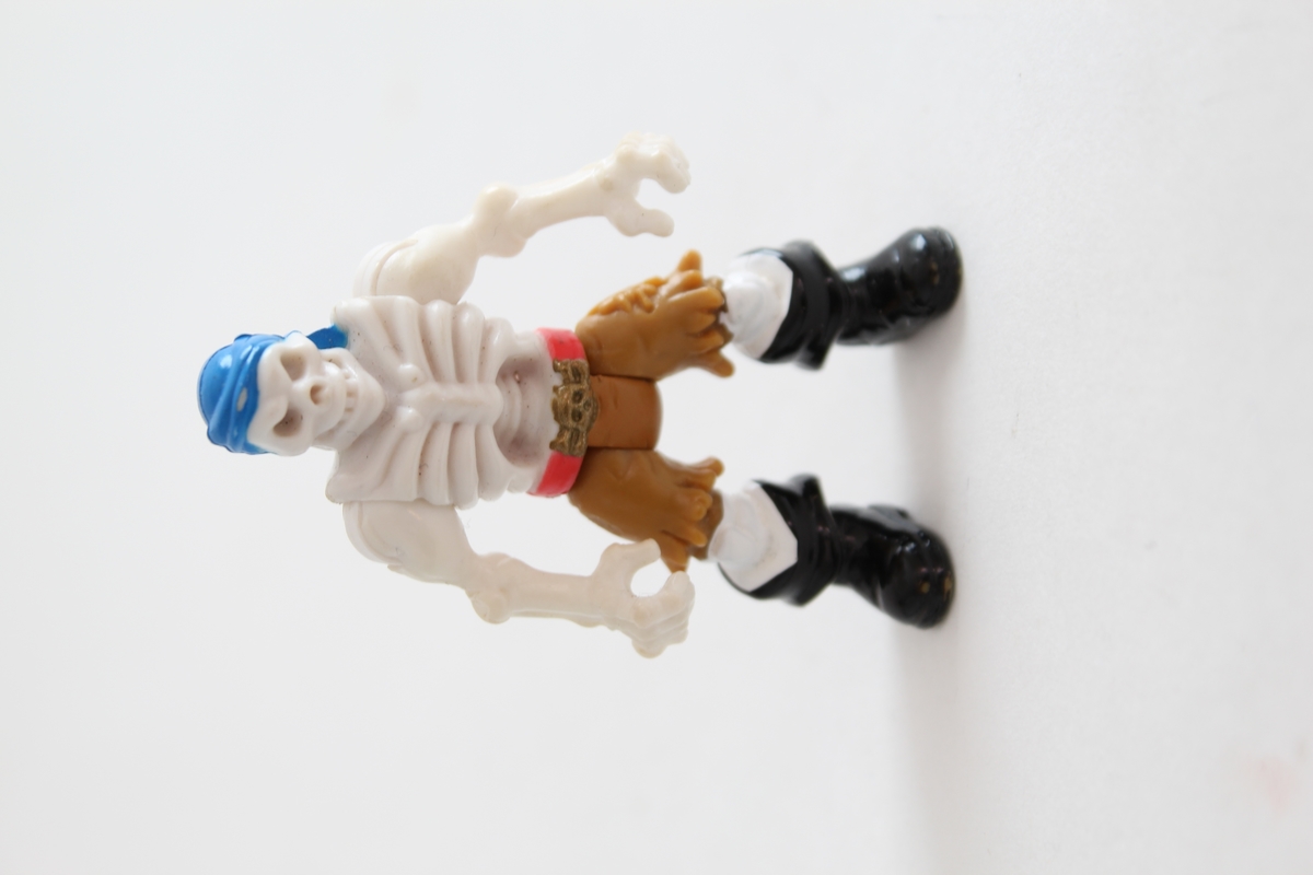 Tilhørt gutt f. 2005 fra Sør-Odal.
Et zoombie-sett bestående av femulike figurer. To figurer som er skjelett, en figur som ligner på en ridder, 1 figur som er en farget kjempe, og en figur med lapp foran øyet.