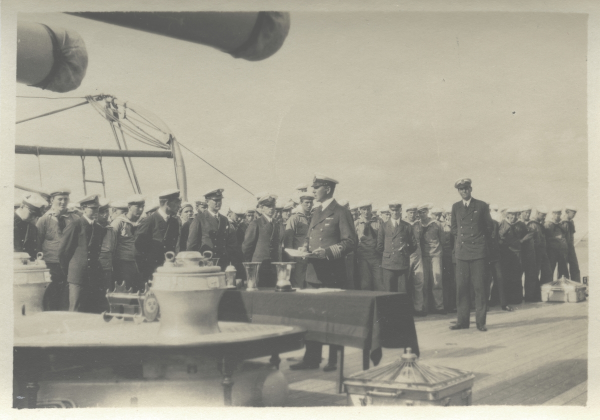 Fartygschefen på pansarskeppet SVERIGE kommendörkapten Adolf Mörner utdelar idrottspris ombord 1929. Berger har återgivit ceremonin även på Fo229124A, Fo229156, Fo229252C, Fo229255C och Fo229258C.