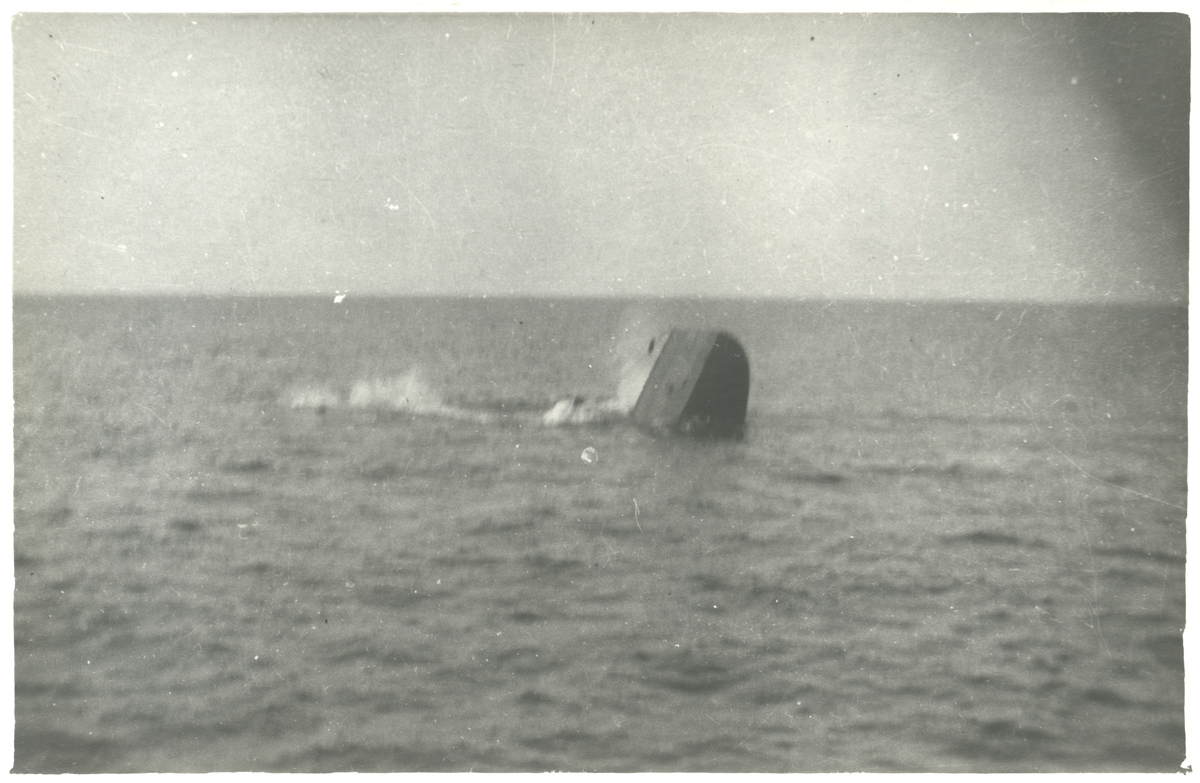 Kanonbåten ROTA sjunker efter eldgivning från DROTTNING VIKTORIA vid skjutövning med medelsvårt artilleri, sommaren 1929.