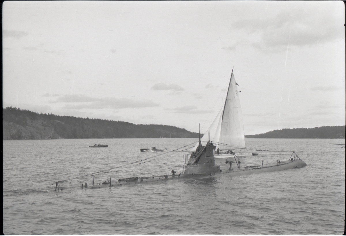 Från Örlogflottans Ungdomsdag i Saltsjöbaden 8 september 1929. I förgrunden ubåten ILLERN, bakom denna skymtar 12m-jakten BEDUIN II.