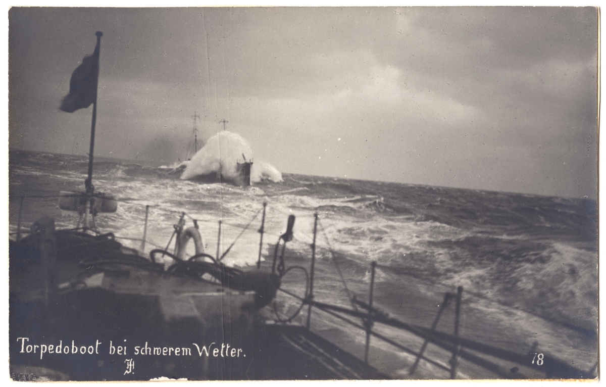 Tyskt vykort som visar torpedbåtar i hårt väder, 1910-tal