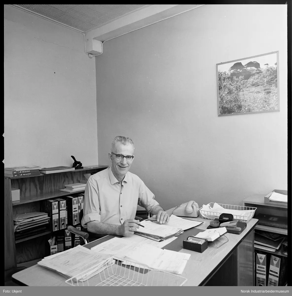 Willie Eliassen i materialkontor.