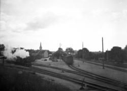 Kristiansand stasjon, oversiktsbilde, med damplokomotiv nr. 