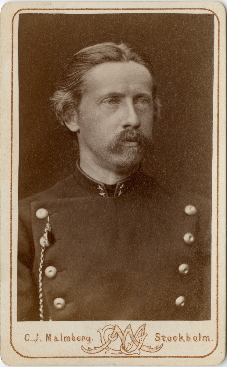 Porträtt av Ernst Herman Apiarie, löjtnant vid Kronobergs regemente I 11.
Se även bild AMA.0006815.