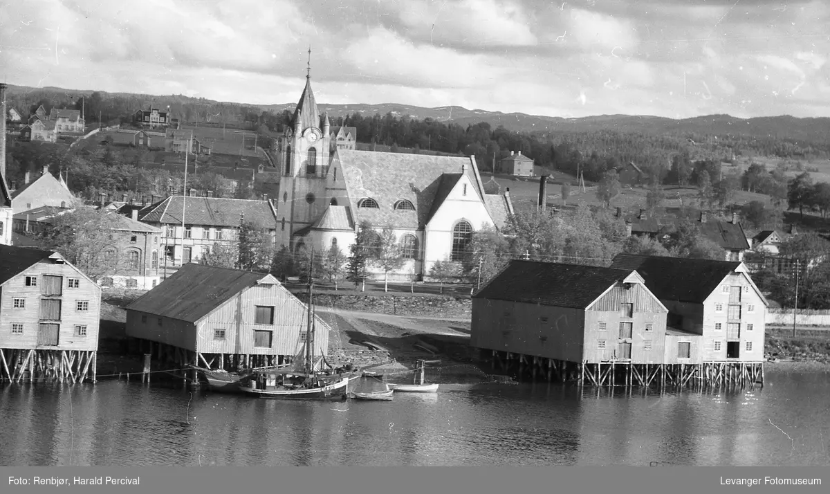 Levangersundet, bryggerekka og Levanger kirke.