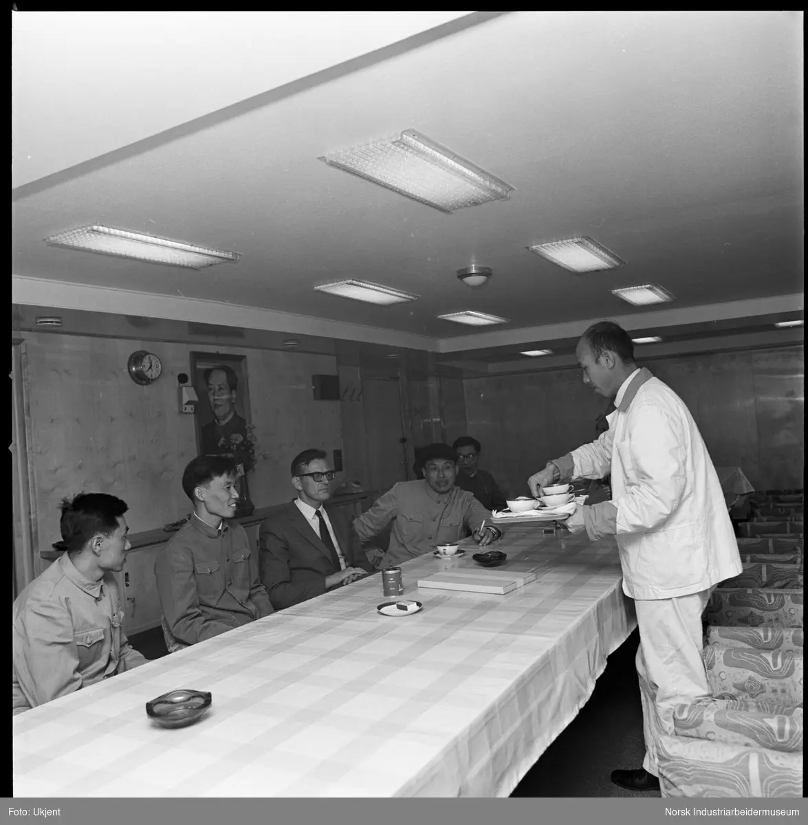 Servering av te i det kinesiske skipet M/S Yancheng.