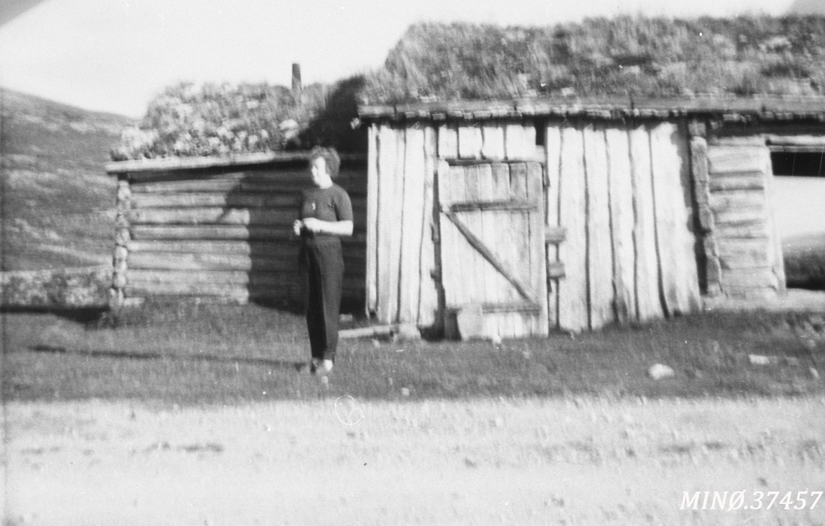 Jenny Lillekroken ved Skarbekkbua 1964