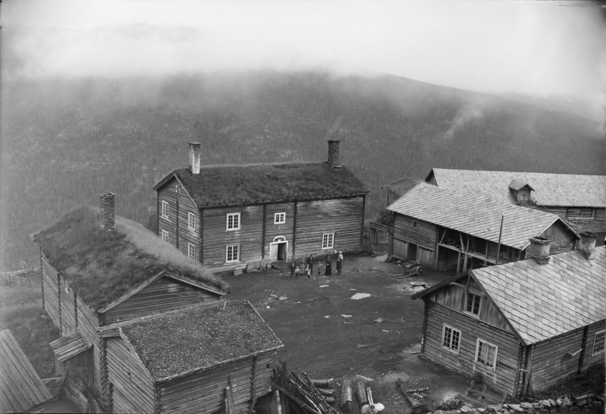 Nord-Fron, Kvikne, Søre Grosberg går i 1909. Flere mennesker samlet på tunet.