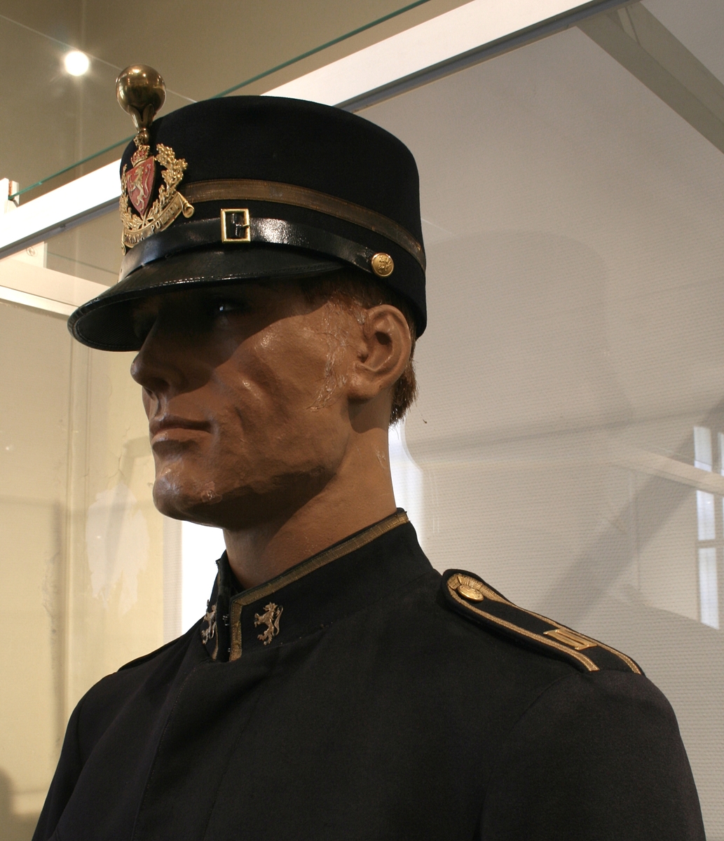 Politiuniform, jakke og bukse. Modell 1907.
Strinda politi, uniformen er i henhold til uniformsmalen av 1914. Stasjonsbetjent.
Buksa har rød passepoil.