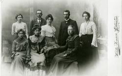 Kongsrud-familien i Varteig. 

Foran fra venstre: Margith 