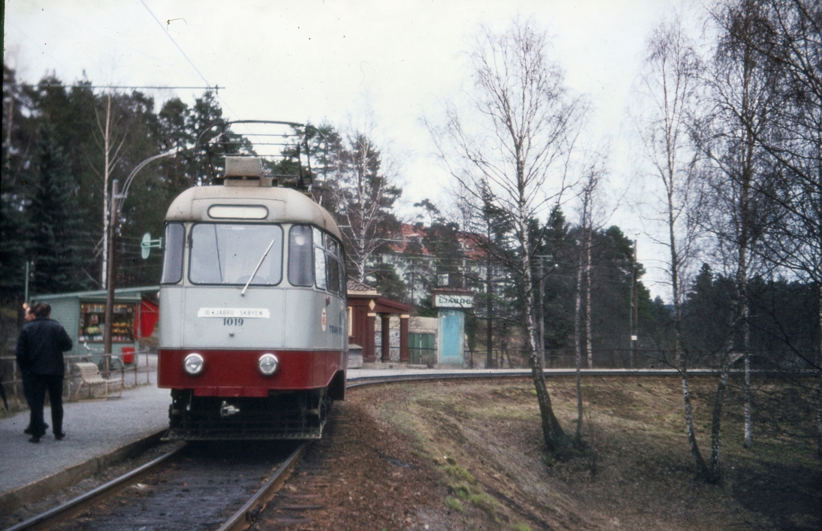 Ekebergbanens vogn 1019 på Ljabru. Første avgang som fortsatte videre fra Jernbanetorget til Skøyen