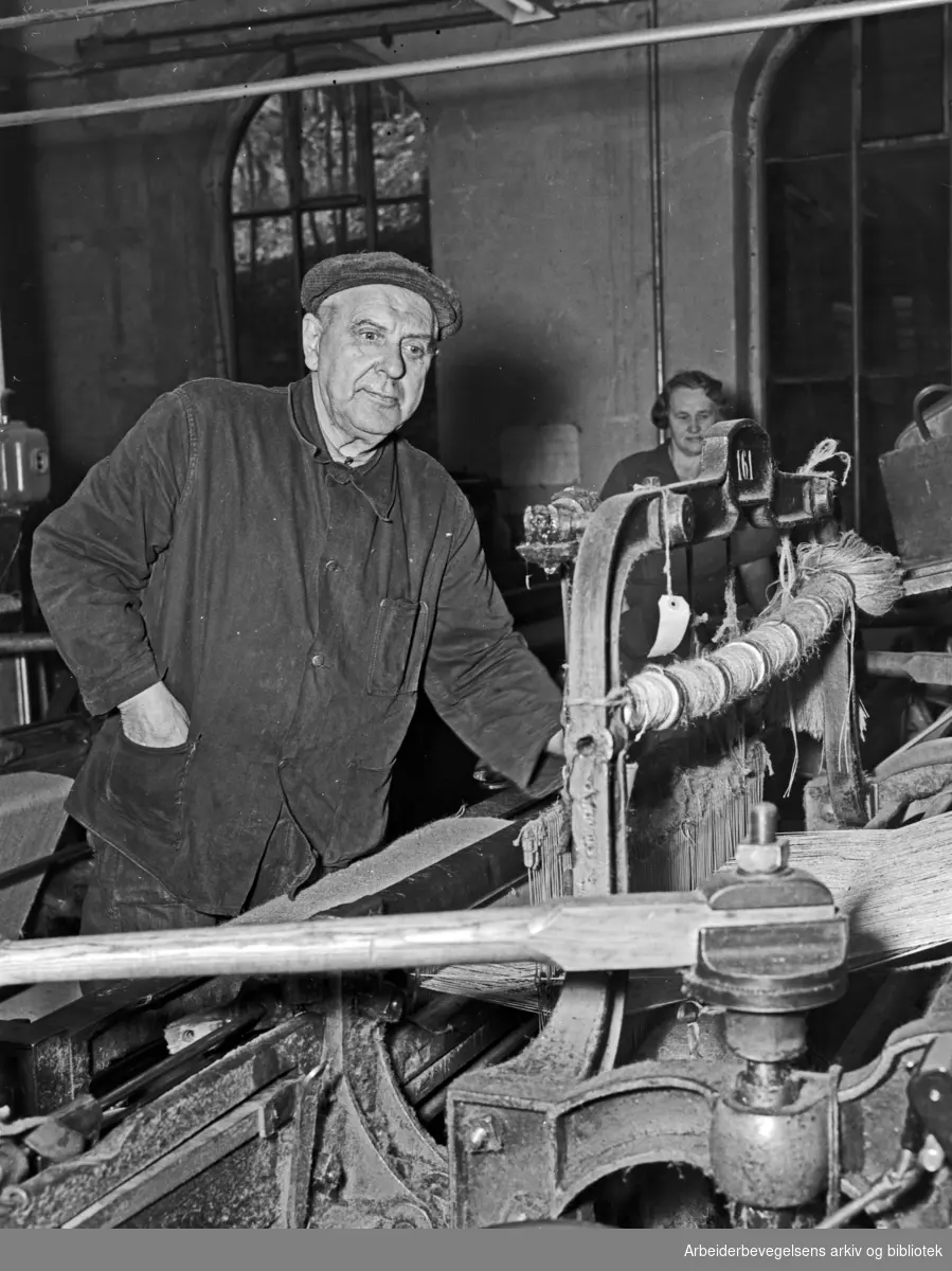Seilduksfabrikken: Seilduksarbeider Arthur Thoresen. April 1952