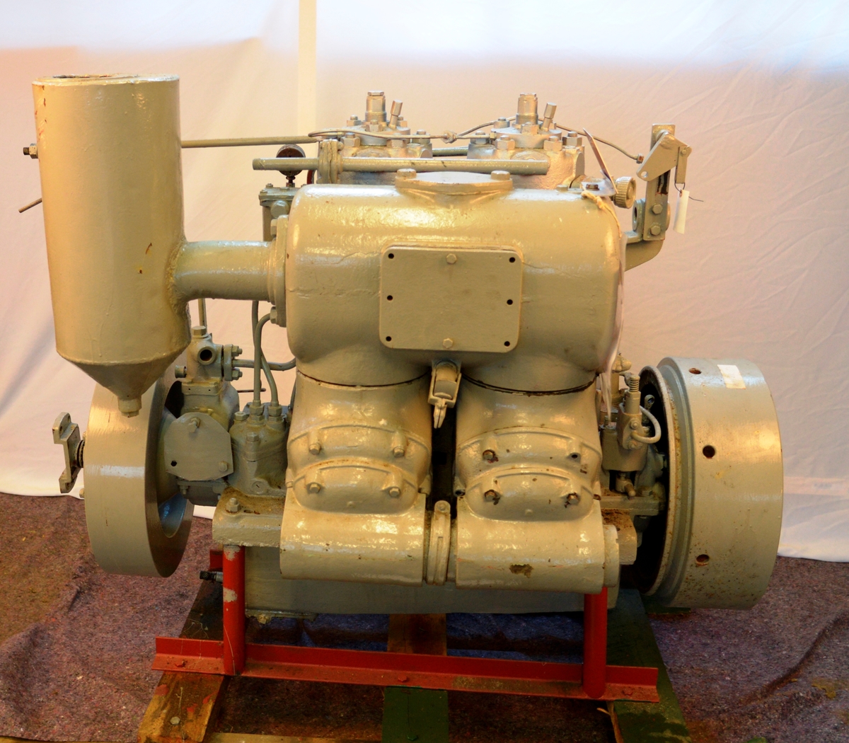Deutz type SOM, 2-sylindret dieselmotor. 25 hk. 

Motoren er forløperen til dagens turbo- og kompressormotorer.