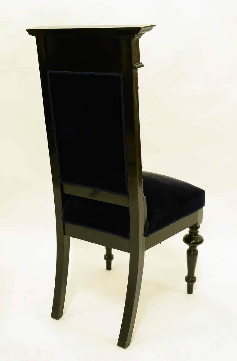 Stol i svartlakkert tre med blått plysjtrekk. Tilhører møblement i tysk nyrenessansestil.