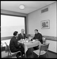 Kinesisk pressedelegasjon på besøk. Lunsj på bedriftsskolen.