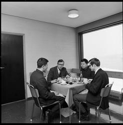 Kinesisk pressedelegasjon på besøk. Lunsj på bedriftsskolen.