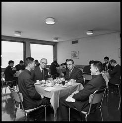 Kinesisk pressedelegasjon på besøk. Lunsj på bedriftsskolen.