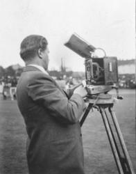Filmfotograf. Kamera. 1. Mai 1932 på Dælenenga i Oslo.