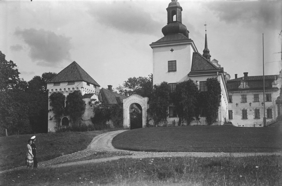 Tyresö slott, exteriörbild från norr med flanerande par i förgrunden ...