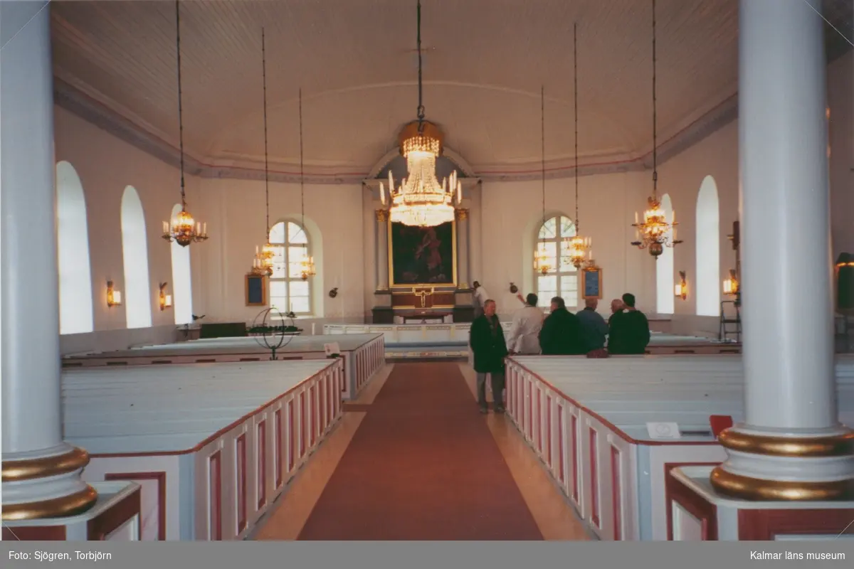 Interiör mot altaret i Mörlunda kyrka.