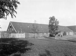 Borregaard Hovedgård i Sarpsborg, låven, parti fra tunet. Pe