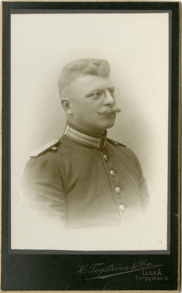 Porträtt av Gustaf Adolf Mannberg, löjtnant vid Norrbottens regemente I 19.
Se även bild AMA.0008065, AMA.0010679 och AMA.0008063.
