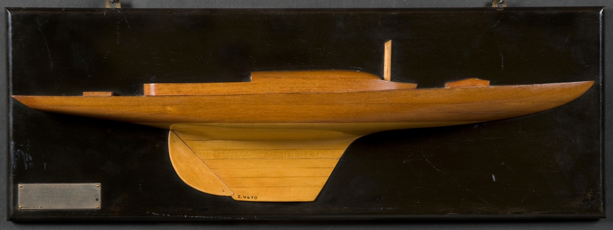 Halvmodell av skärgårdskryssaren RUNA. En mast, ruff och sittbrunn, två kappluckor. Monterad på svart träplatta.