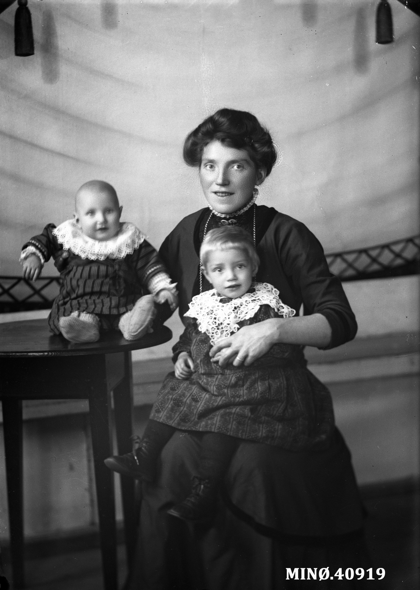 Portrett av kvinne med to barn - fru Støres
