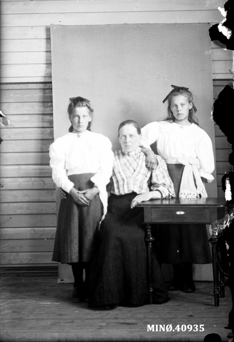 Portrett av kvinne og to jenter. Foran til venstre Helga Krog. Thorne, Oldertrøen
