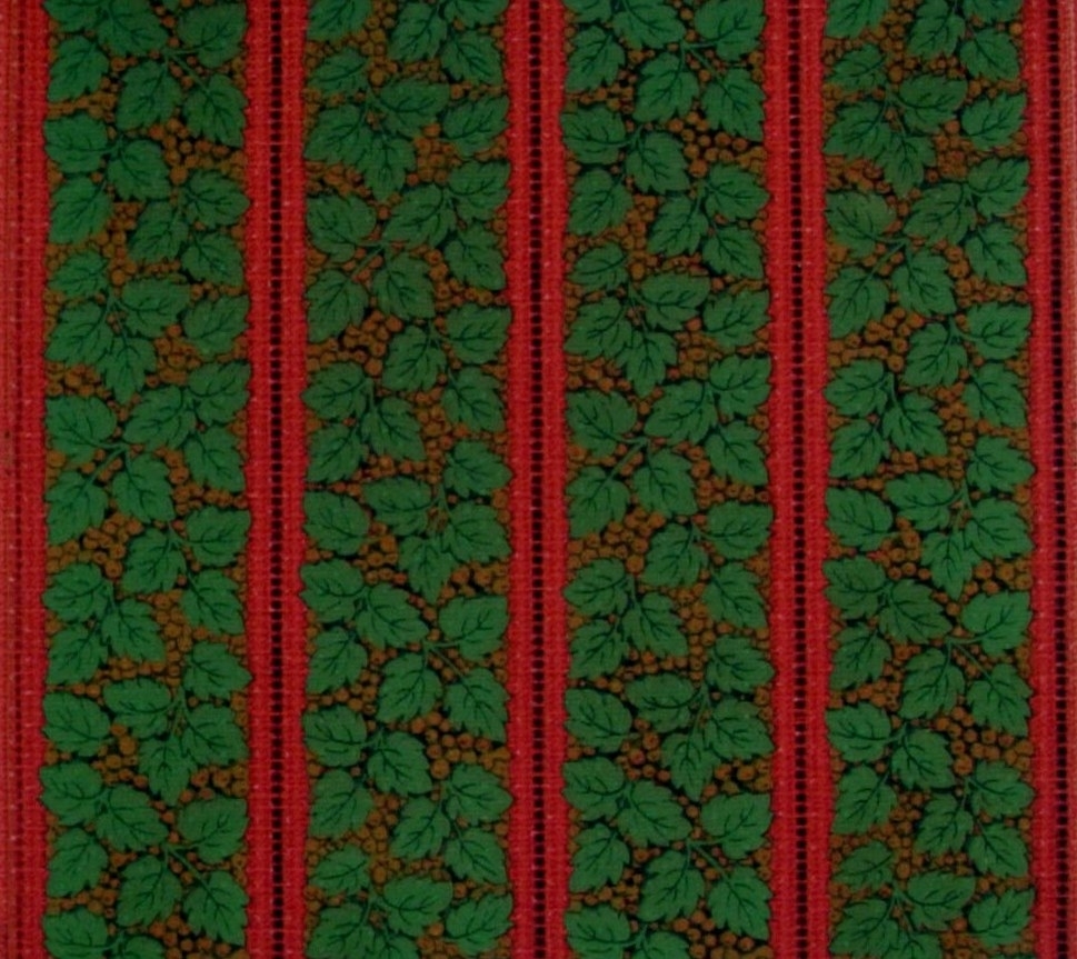 En återkommande lodrätt bladranka dekorerad med rönnbär över en textilimiterande bakgrund.
Tryck i orange, svart, grönt samt flera röda nyanser på ett rött genomfärgat papper.