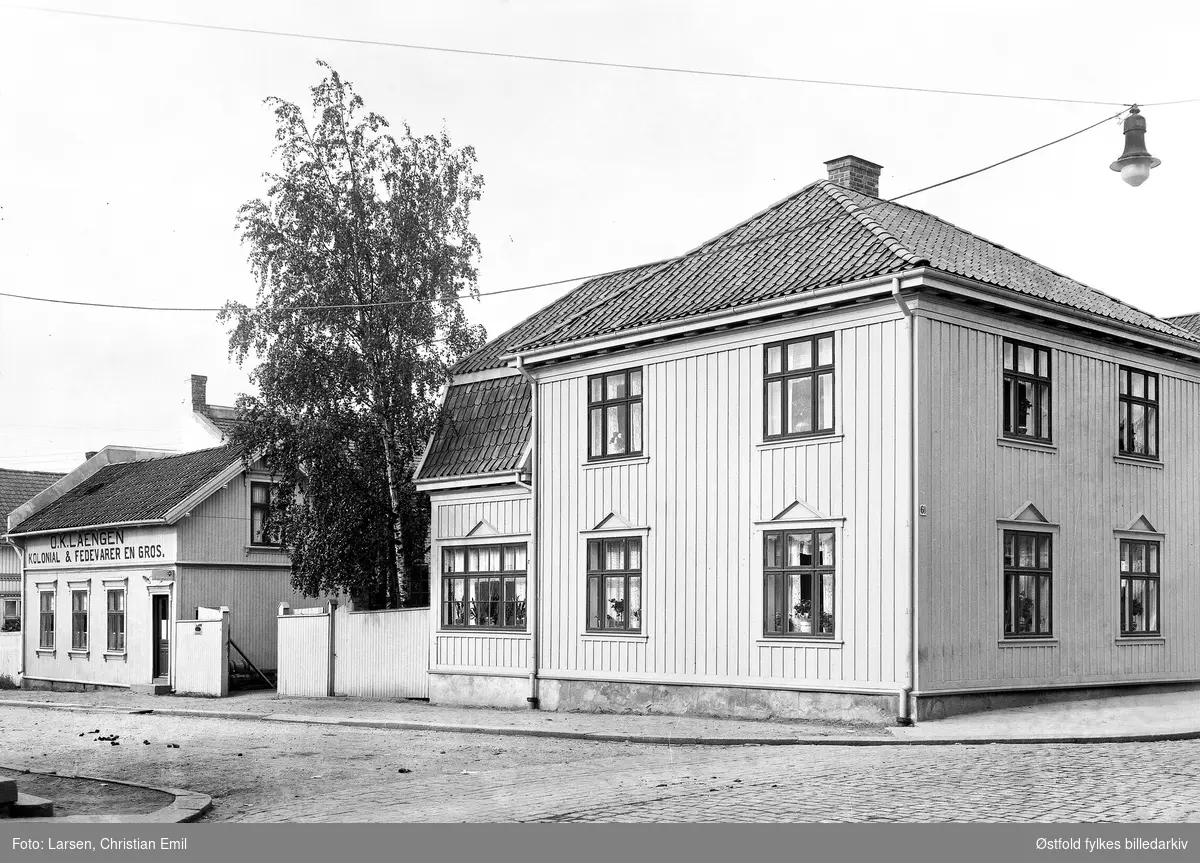 Gateparti med hjørnegård, kolonialforretningen til  O. K. Laengen i St. Mariegate 60 i Sarpsborg 1930.