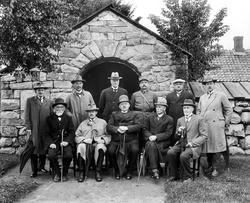 Olavsvoll-komiteen foran steinporten på Borgarsyssel Museum 