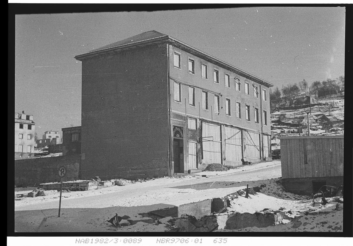 Severin Danielsengården med gjenspikrede vindu. Ruiner etter bybrannen i juni 1940