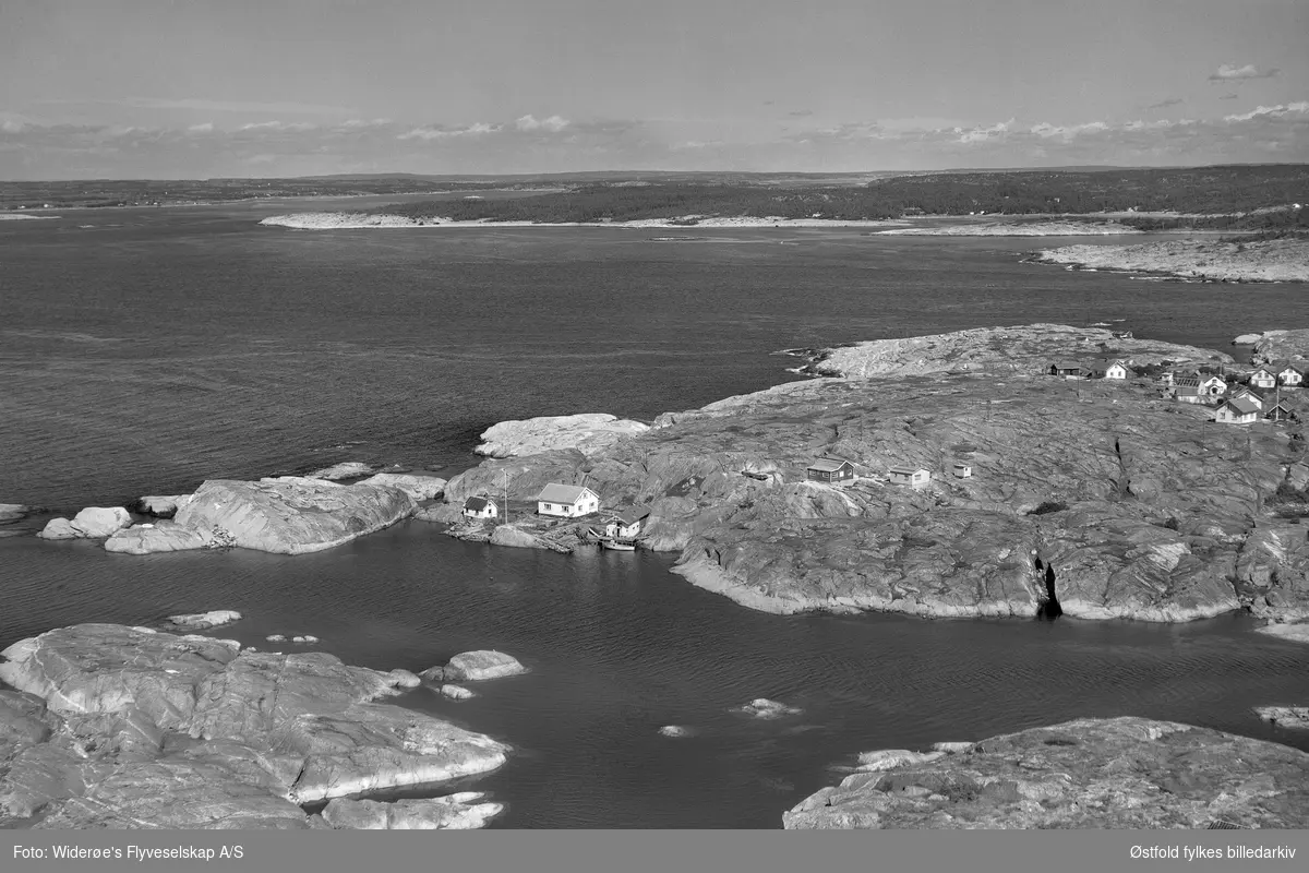 Oversiktsbilde fra nordre Lauer  på Hvaler, flyfoto/skråfoto fra august 1957.
Tatt mot nord; Røsshuet, Ørekroken og Storesand i bakgrunn.