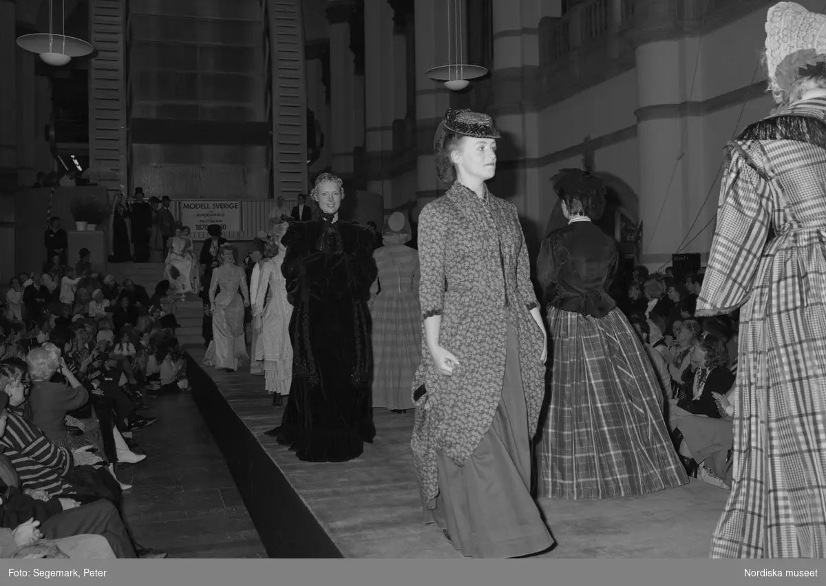 Modeparad på Nordiska museet i samband med öppnandet av Paris-Stockholm modeutställning.