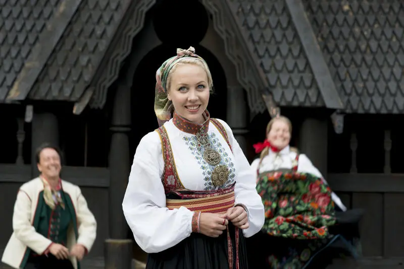 Tunverter utenfor stavkirken på Norsk Folkemuseum