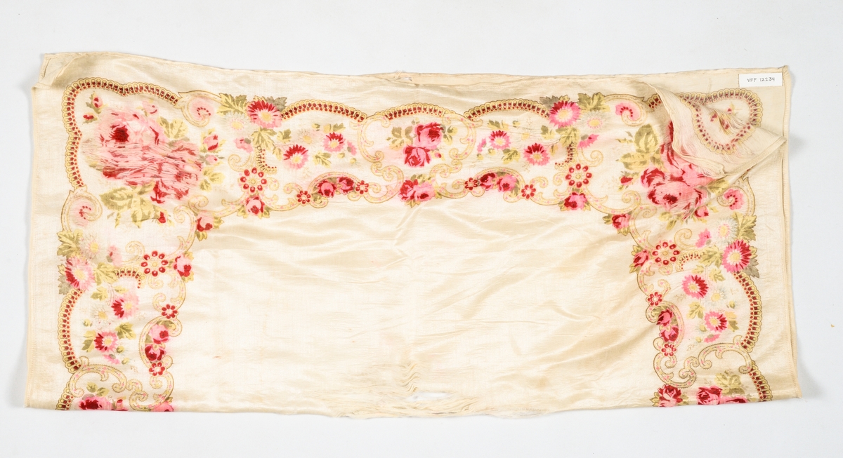 Tørkle i kremkvit silke, med trykt mønster i rosa, burgunder, lys rosa, gult, og beige. Falda med maskin i to sider.