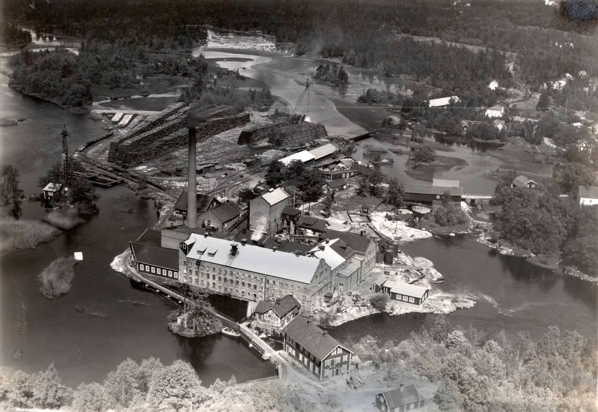 Flygfoto över Döderhult socken, Emsfors, Emsfors bruk (pappersbruk). Översvämning 1935. Samhället med pappersbruket och Emån samt bostäder.
