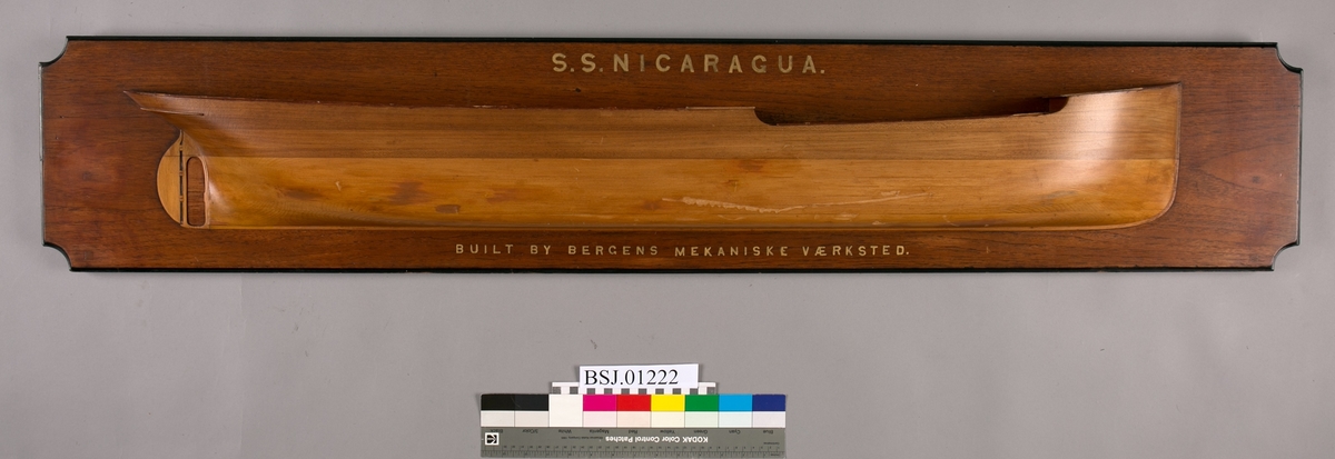 Halvmodell av DS NICARAGUA montert på treplate, målestokk 1:48.