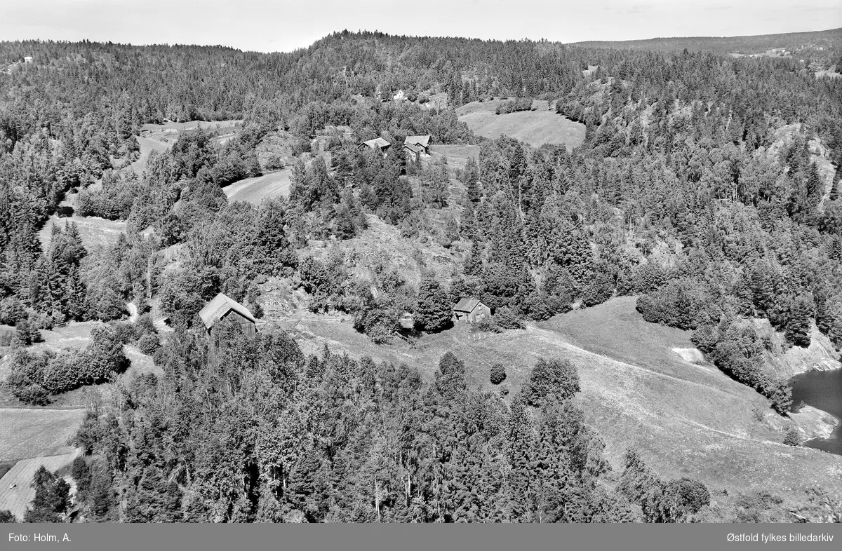 Svartedal  gård og Holen gård  i Skiptvet, flyfoto 20. juni  1957.

Info fra Lars Sæther i 2014: 
Nedre Svartedal (13/19) er nærmast, Øvre Svartedal (12/22) litt lenger opp og bak. Det kvite huset lengst bak er Holen (12/27).