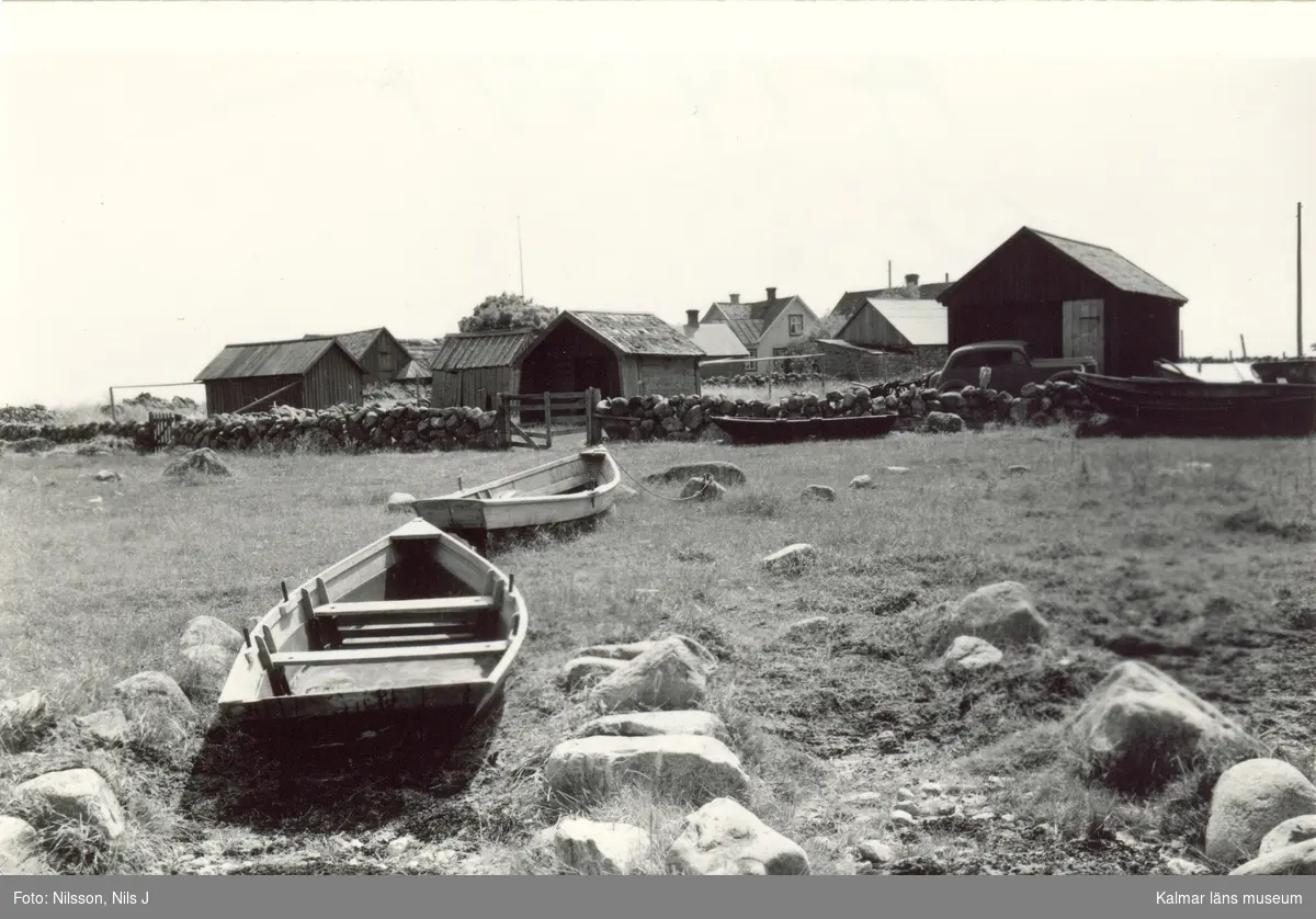 Bodar och båtar i Kårehamn.