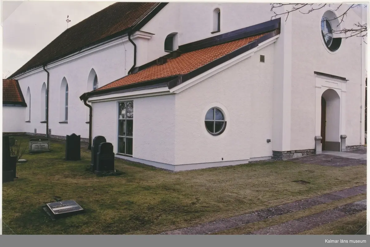 Ny tillbyggnad på Torslunda kyrka.

Torslunda kyrka är en kyrka som ligger på Öland och tillhör Torslunda församling. Kyrkan är byggd i sten och är kalkad på utsidan. Kyrkogården är relativt stor. Intill kyrkan ligger församlingshem och pastorsexpedition.

I sin nuvarande form består kyrkan av ett rektangulärt långhus med kor i öster och torn i väster. Ursprungliga kyrkan uppfördes på 1100-talet. Det rakt avslutade koret tillkom på 1200-talet. Bortsett från kyrktornet fick kyrkan sin nuvarande form år 1776. Kyrktornet byggdes till 1819 och ersatte en klockstapel.

(Hämtat från Wikipedia)