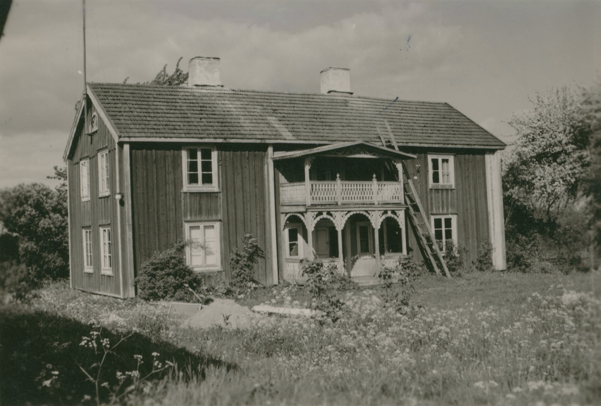 Huvudbyggnaden på Axebo gård, försedd med snickrad veranda.