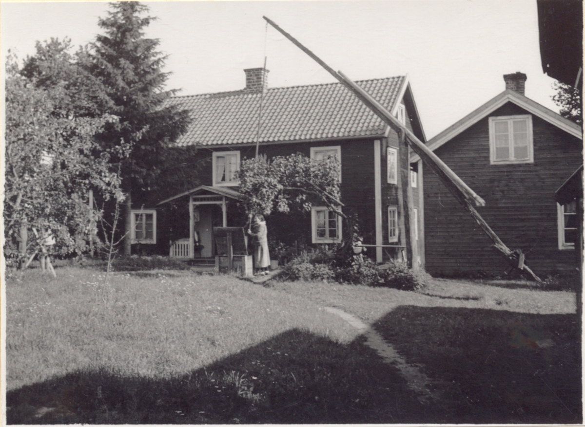 Johan Karlssons gård, gammelmor vid brunnen.