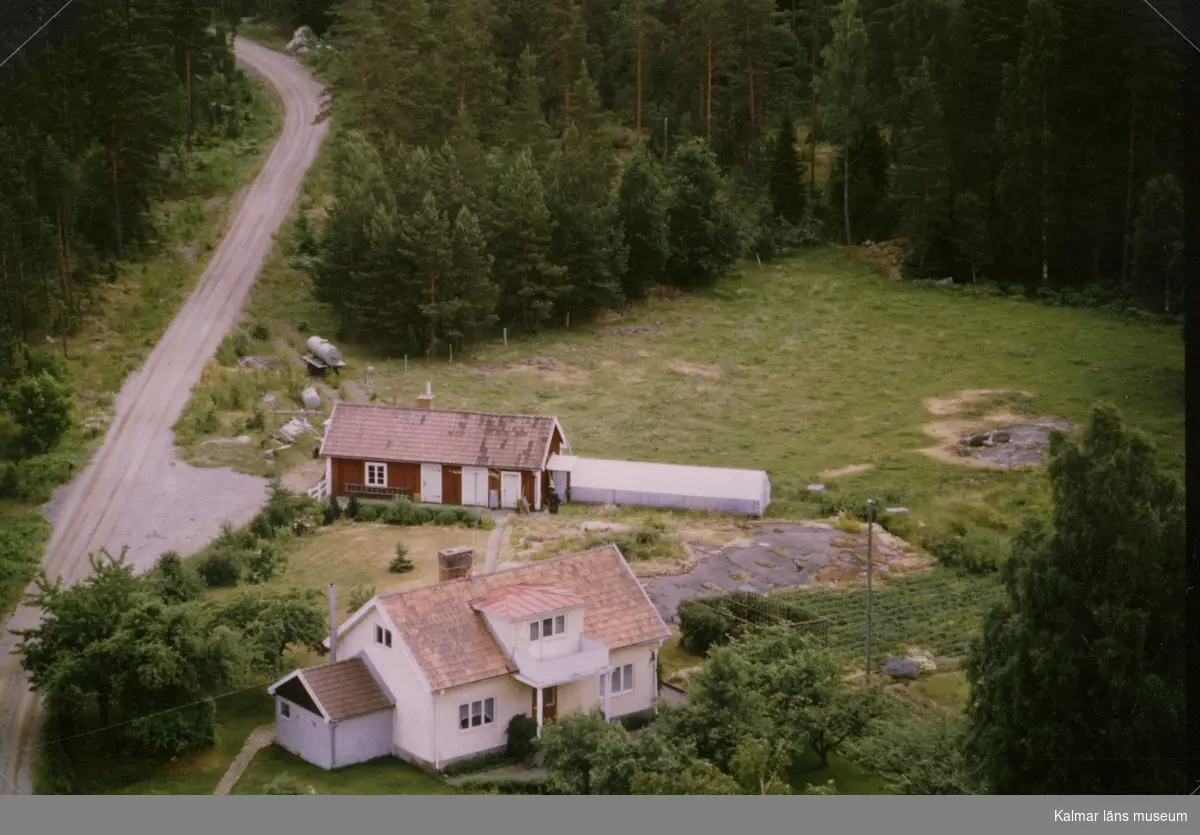 Ett boningshus med uthus och trädgård, invid skogen, i Döderhult.