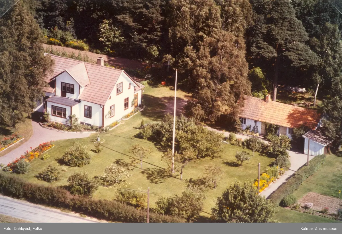 Villa med sidobyggnad och trädgård i Arby socken.