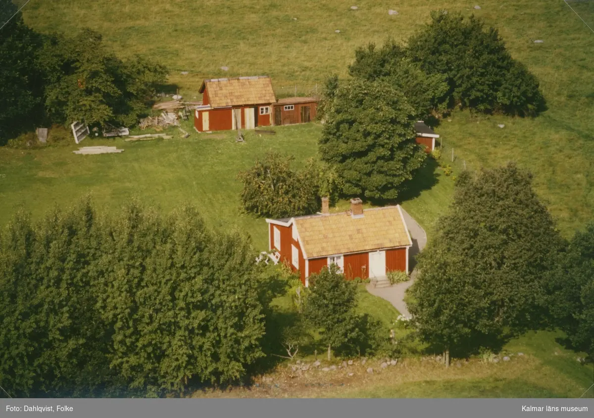 Enkelstuga med sidobyggnad vid hagmark i Ljungby socken.