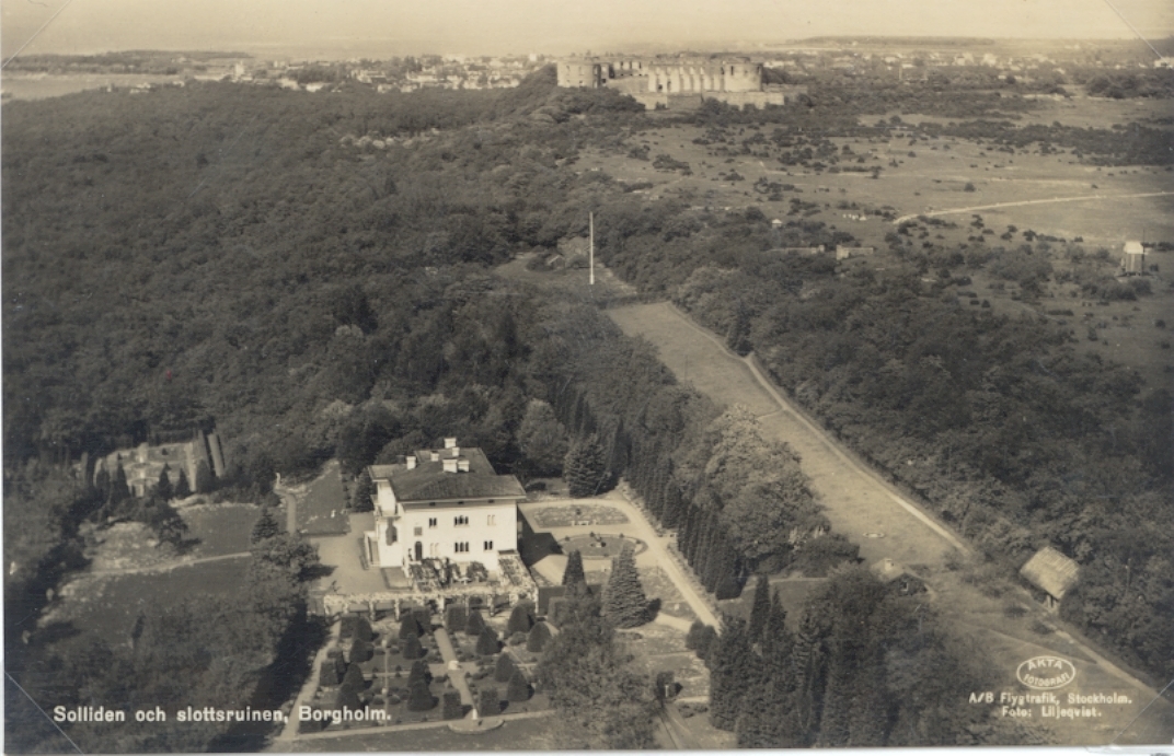Flygfoto över Solliden och Borgholms slottsruin.