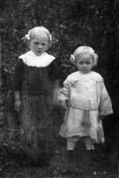 To små jenter, fotografert utendørs.